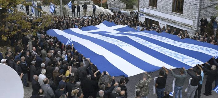 Τρία βίντεο από την κηδεία του Κωνσταντίνου Κατσίφα -Η τεράστια ελληνική σημαία, ο εθνικός ύμνος στους Βουλιαράτες